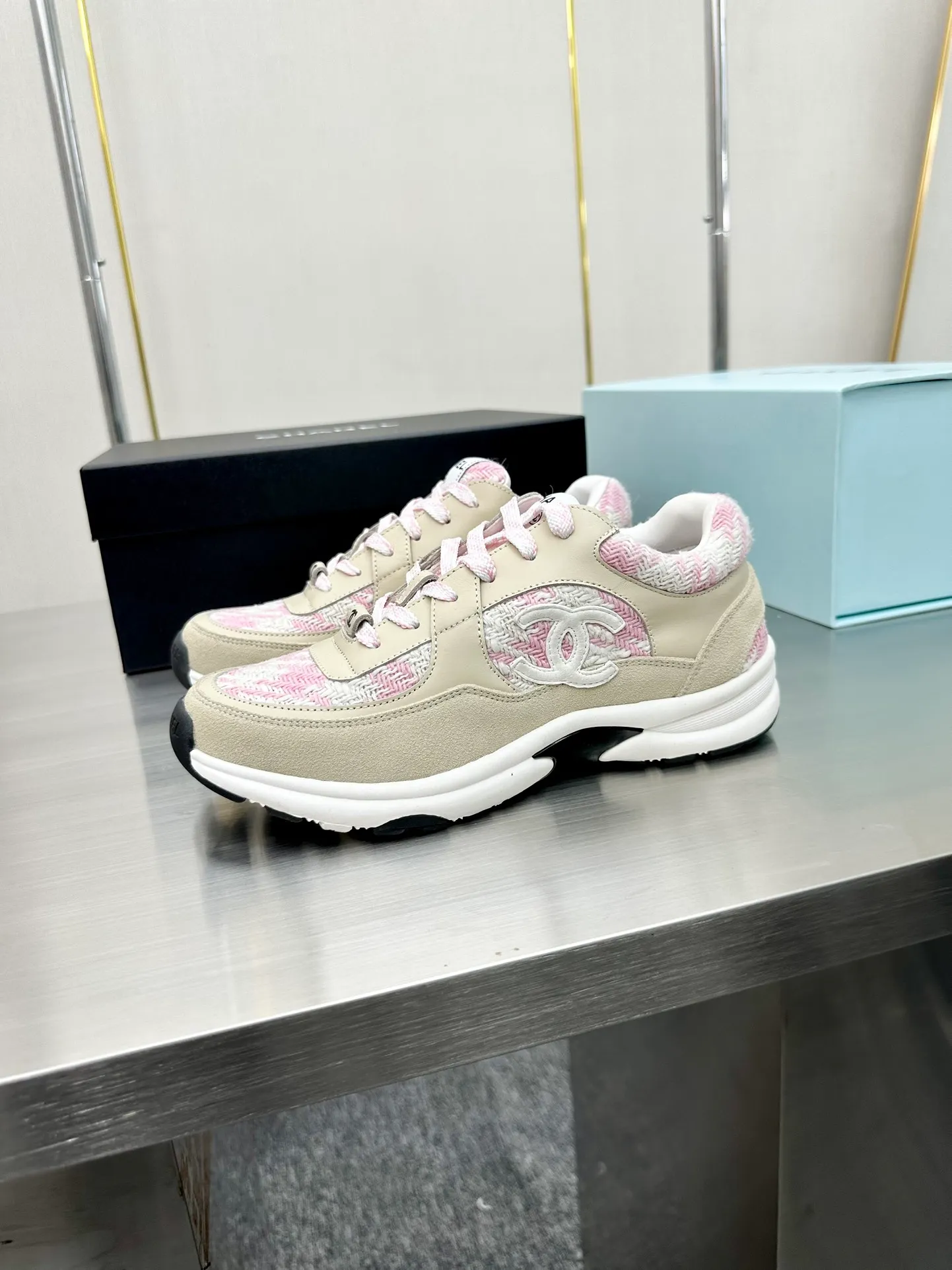 👟👟Ex-factory price 480 👟👟Chanel Chanel - 2023 counter top casual sports shoes This classic design; the upper is electro-embroidered with a variety of crafts; the outsole is fashionable and sporty; it is unusual to incorporate a variety of color matching elements... The diversified mix and match is very good-looking and versatile, casual, fashionable, sports and outdoor can be taken into account... ꫛꫀꪝ Go➫ Material: ❶Upper is made of: Original imported mercerized velvet + double-layer breathable mesh ❷Inner use: original imported breathable mesh ❸Outsole based on: original TPU combination outsole Full set of boutique packaging for women 35–41 men 38-46